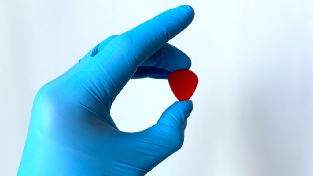 Small Red Guitar Pick With Medium Gauge - Clean Attack And Warm Tone