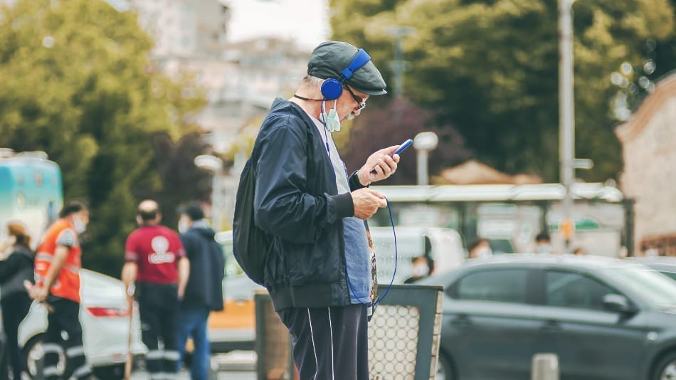 Best ear training app for macOS and iOS - Image of man listening to music with headphones
