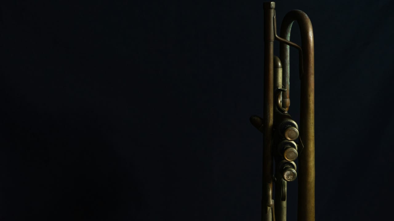 Chet Baker's solo on Autumn Leaves - Image of a trumpet on a dark background by Eric Awuy