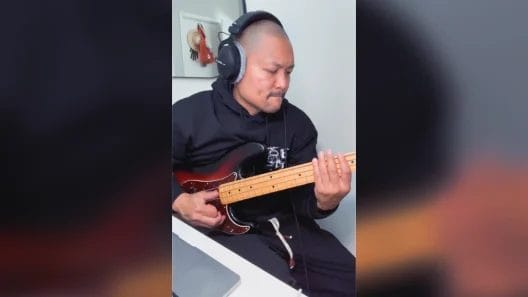 Posido Vega - Playing a slap bass groove